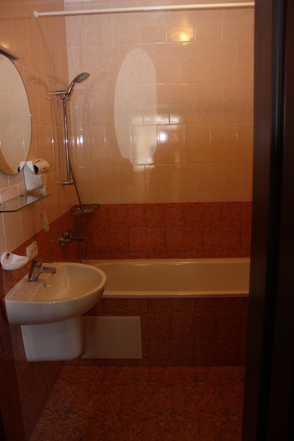 Hotel Gostynnyi Dvir Bucha Rom bilde